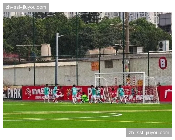 大连英博斯坦丘带伤坚持全场,精神领袖作用感染全队士气 大连英博斯坦丘带伤坚持全场,精神领袖作用感染全队士气